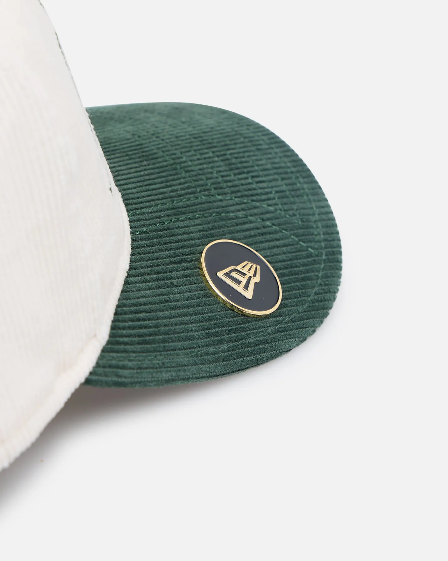 New Era Atlanta Braves 'Heritage Golf' Pre-Curved Golfer Snapback Chrome White